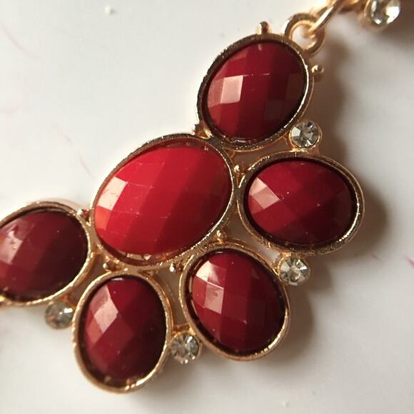 ELLEN TRACY gold tone red accent necklace set - Picture 4 of 10